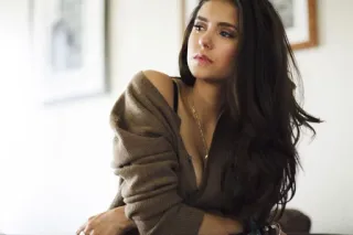 🥀 d3963756 frau, porträt, brünette, pullover, drinnen, halskette telegram sticker