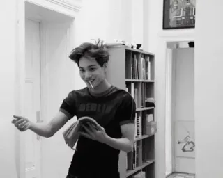 ▪ d84e7f76 BERLIN Mann, Innenbereich, Stadt, Schwarzweiß, Berlin, Person, Männlich, Porträt telegram sticker