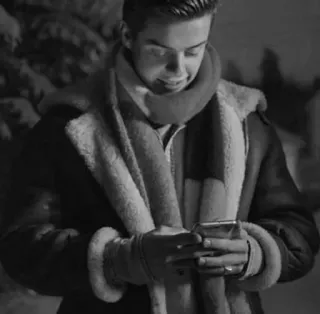 🃏 16e35891 uomo, inverno, sciarpa, guanti, giacca, telefono, tecnologia telegram sticker