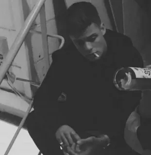 🃏 19c4a6b3 Fumo, Sigaretta, Persona, Alcol, Bottiglia telegram sticker