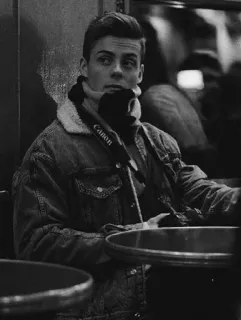 🃏 77b4d3f2 fotografo, uomo, interno, ritratto, casual, macchina fotografica, seduto telegram sticker