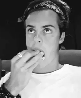 🃏 94d89823 uomo, mangiare, popcorn, fascia, casual, interno, ritratto telegram sticker