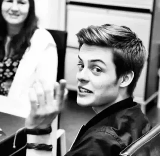 🃏 ac13f58a dito medio, gesto offensivo, adolescente, ritratto, giovane telegram sticker