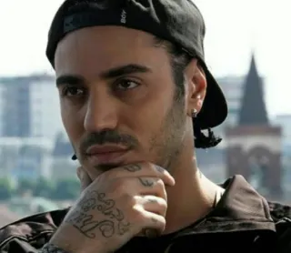 🤔 43075a1e homem, retrato, pessoa, boné, tatuagem, close-up whatsapp sticker