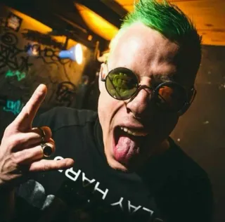 🤘 4c95c407 Punk, Dedo do meio, Ofensivo, Homem, Cabelo verde, Óculos de sol whatsapp sticker