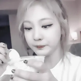 ☠️ 8c5dc2d2 donna, mangiare, persona, capelli biondi, cibo whatsapp sticker