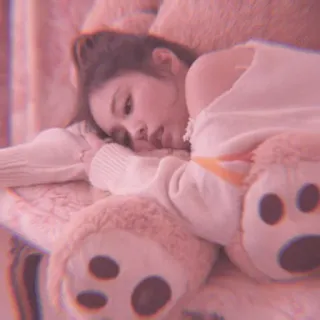 🍼 3f59390d Frau, schlafend, Teddybär, rosa, weich telegram sticker