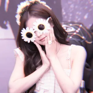 🍼 5b5bde5b Frau, Blumenbrille, Porträt, Mode, süß telegram sticker