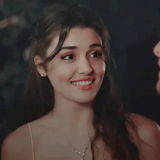 ☺️ 47012e0a wanita, tersenyum, potret, kecantikan, kalung, orang telegram sticker