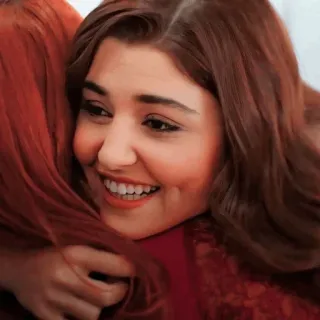 🤗 8d3cd232 tersenyum, wanita, pelukan, potret, rambut, bahagia telegram sticker