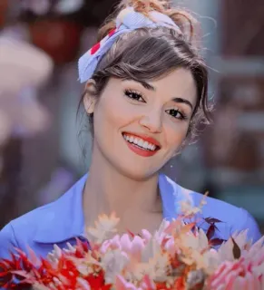 😁 c121042b wanita, senyum, potret, bunga, cantik, bahagia telegram sticker