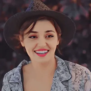 😂 e06cd479 wanita, topi, tersenyum, potret, orang, mode telegram sticker