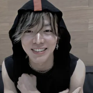 🌋 3e18d16c Mann, Hoodie, Casual, Porträt, Person, Innen, Halskette telegram sticker