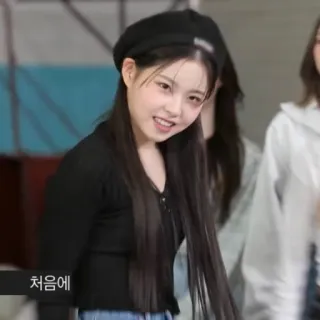 🦔 2cd39b8e 처음에 여자, 소녀, 베레모, 한국인, 미소, 인물 사진 telegram sticker