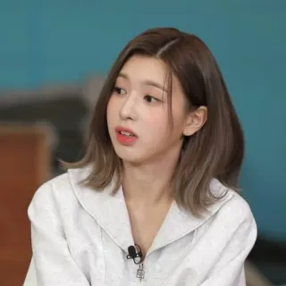 🦔 8fcf2e5d 여자, 사람, 인물사진, 얼굴, 실내 telegram sticker