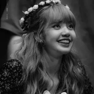 🗽 39033824 Lisa Lisa, Blackpink, bloemenkrans, K-pop, zangeres, Idool, portret telegram sticker