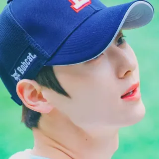 ☘ 00b7becd Bobcat человек, мужчина, кепка, рысь, портрет, головной убор, бейсболка telegram sticker