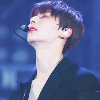 ☘ 3051b192 певец, исполнитель, K-pop, музыка, мужчина, портрет, микрофон telegram sticker