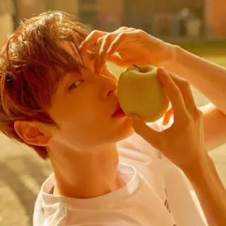 🍏 34b05fa9 мужчина, яблоко, фрукт, портрет, человек, еда telegram sticker