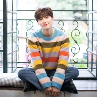 ☘ 3e7f01e3 человек, мужчина, мужской, портрет, сидящий, в помещении telegram sticker