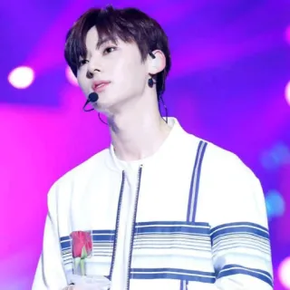 ☘ 4ef4f571 kpop, айдол, мужчина, цветок, выступление, музыка, певец telegram sticker