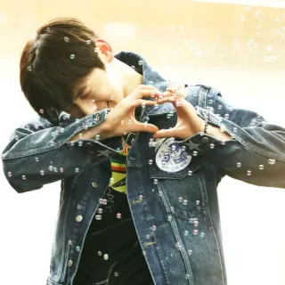 ☘ 68ac6f81 человек, сердце, джинсовая куртка, пузыри, портрет, привязанность telegram sticker