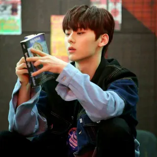 ☘ 75759d9d человек, чтение, книга, мужчина, в помещении telegram sticker