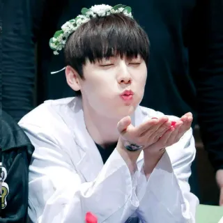 ☘ c1432ca2 человек, мужчина, воздушный поцелуй, венок из цветов telegram sticker