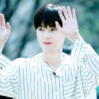 ☘ ec88a6be человек, мужчина, рука, жест, портрет, полосатая рубашка, кореец telegram sticker