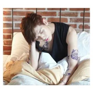 😴 0e3a059c người đàn ông, hình xăm, ngủ, giường, buồn, mệt mỏi telegram sticker