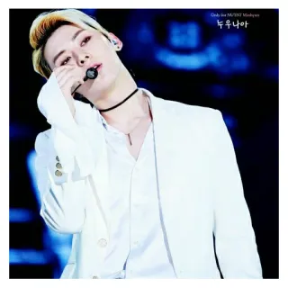 😑 10468568 K-pop, ca sĩ, nam, áo vest trắng, sân khấu telegram sticker