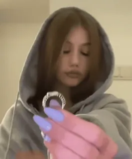 💍 0a6a5b01 แหวน, เครื่องประดับ, คน, เสื้อฮู้ด, ผู้หญิง, ผู้หญิง telegram sticker