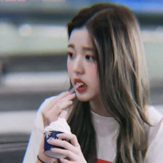 🌈 ebd4d9c7 女性, 食べる, アイスクリーム, 食べ物, 女の子, アジア人 telegram sticker