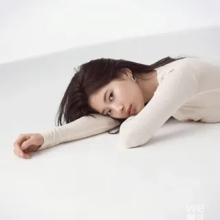 🌸 b75d452b 여자, 인물사진, 누워있는, 사람, 한국 telegram sticker