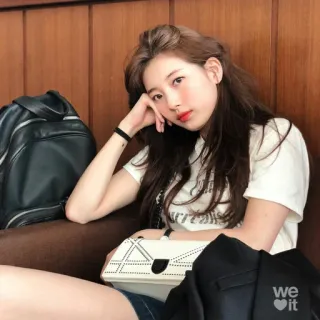 🌸 d0eec73a we it 여자, 사람, 앉아있는, 실내 telegram sticker