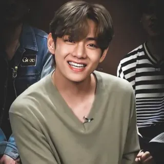 🐯 23fffcf7 V kpop, 歌手, 男性, 韩国, 微笑 telegram sticker