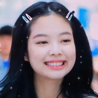🥟 52328f5a Jennie kpop, jennie, cantante, mujer, pinzas para el pelo, pelo negro, sonriendo telegram sticker