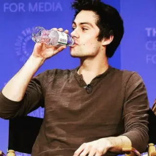📎 dfa84a04 Dylan O'Brien นักแสดง, น้ำ, ดื่ม, คนดัง telegram sticker