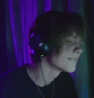 🥵 32c69d05 человек, подросток, гарнитура, геймер, портрет telegram sticker