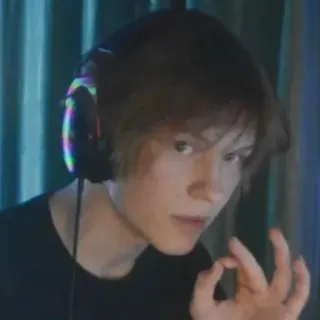 👌 8a71c7bc подросток, ок, жест, гарнитура, в помещении, портрет telegram sticker