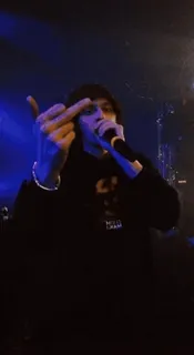 🤘 72478503 人物, 麦克风, 中指, 歌手, 连帽衫 whatsapp sticker