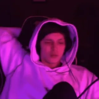 😶 13b73cf4 人, 连帽衫, 肖像, 室内, 服装 telegram sticker