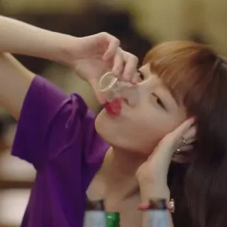 🍶 262b6e94 饮酒, 女人, 酒精, 紫色, 玻璃杯 telegram sticker