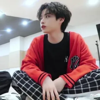 👀 640d67e3 uomo, ritratto, seduto, interno, abbigliamento casual, giovane whatsapp sticker