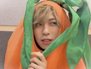 ☺️ 834a6ee5 persona, arancione, ritratto, giovane adulto, interno, halloween, costume, cosplay, carota whatsapp sticker