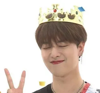 ✌️ d041ac71 persona, corona, sorridente, segno di pace, giovane whatsapp sticker