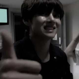 🎸 5b479ad5 большой палец вверх, человек, улыбка, одобрение, жест, K-pop telegram sticker