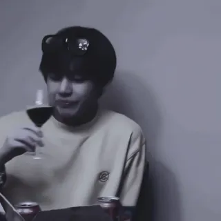 🎟 9caece55 pessoa, bebida, vinho, álcool, interior, homem telegram sticker