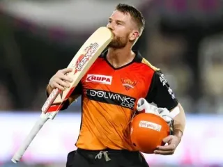 😄 3739e6b9 David Warner คริกเก็ต, กีฬา, นักกีฬา, ไม้ตี, หมวกกันน็อค telegram sticker