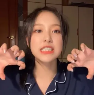 🐱 e48eaf54 personne, femme, visage, expression, pose, doigts, dents telegram sticker